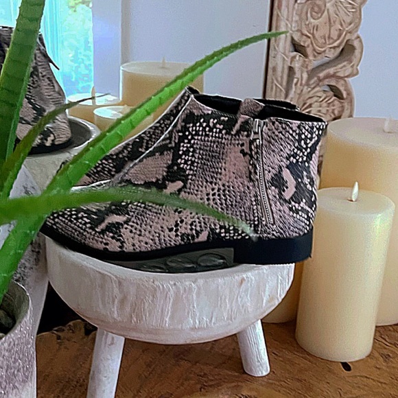 SNAKE SKIN ANKLE BOOTIES WITH ZIPPER โจโจ๐ - Picture 7 of 8